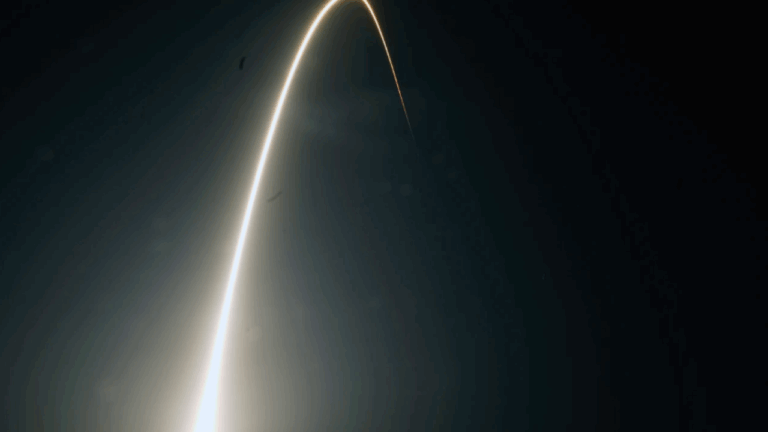 AP: Η Ρωσία αναπτύσσει όπλο για να χτυπήσει τους δορυφόρους Starlink του Μασκ