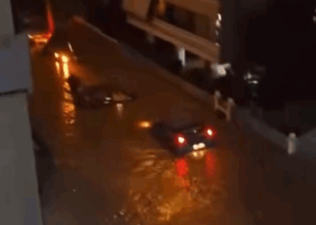 Απίστευτες εικόνες στον Άλιμο - Δρόμοι ποτάμια και αυτοκίνητα που ...πλέουν (Βίντεο)