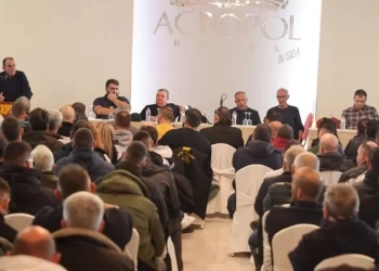 Αποφασισμένοι να συνεχίσουν τις κινητοποιήσεις οι αγρότες- Σε εξέλιξη η κρίσιμη συνεδρίαση για τα μπλόκα