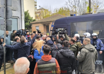 Αποκλεισμός του γραφείου Τσιάρα στην Καρδίτσα από αγρότες (Βίντεο)