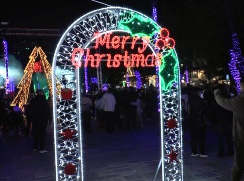 «Άρωμα» Χριστουγέννων στα Χανιά – Κερδίζει τις εντυπώσεις το Χριστουγεννιάτικο Πάρκο (βίντεο)