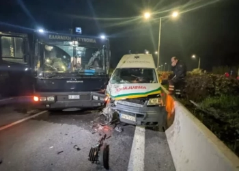 Ασθενοφόρο έπεσε πάνω σε κλούβα της ΕΛΑΣ στον Πλατύκαμπο: Τραυματίστηκε ο συνοδηγός- Δείτε βίντεο