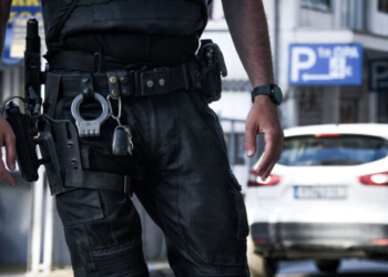 Αστυνομικά όπλα βρέθηκαν σε φρεάτιο αποχέτευσης, στο τμήμα της Κυψέλης 