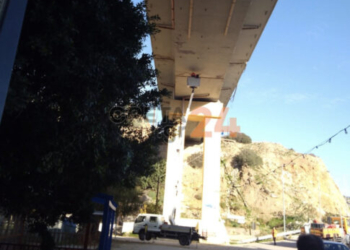 «Μπαλώνουν» τη γέφυρα του Παλαιοκάστρου μετά την αποκόλληση κομματιών