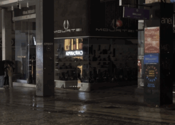 «Μπλακ άουτ» λόγω κακοκαιρίας στην Ερμού - Πολλά καταστήματα χωρίς ρεύμα (Βίντεο)