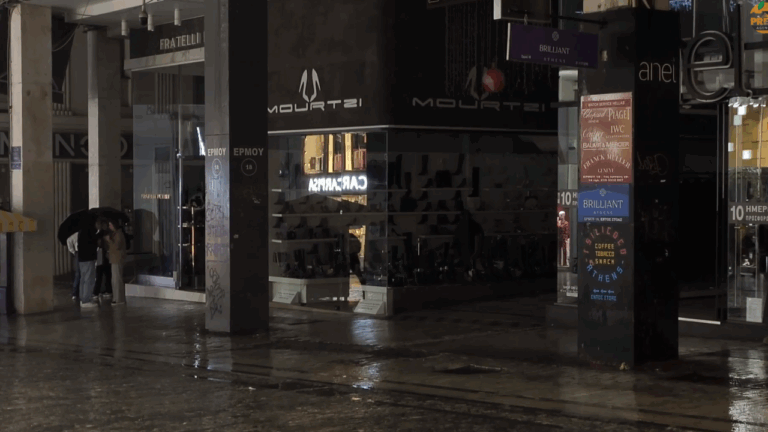 «Μπλακ άουτ» λόγω κακοκαιρίας στην Ερμού - Πολλά καταστήματα χωρίς ρεύμα (Βίντεο)