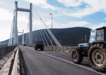 Χαλκίδα: Παρατείνουν έως τις 22:00 τον αποκλεισμό της Υψηλής Γέφυρας οι αγρότες της Εύβοιας