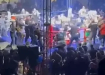 Χαμός σε αγώνα kickboxing στη Σερβία: Εισέβαλαν στο ρινγκ και γρονθοκόπησαν τον Έλληνα αθλητή Γιάννη Τσουκαλά