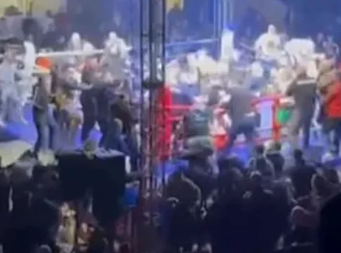 Χαμός σε αγώνα kickboxing στη Σερβία: Εισέβαλαν στο ρινγκ και γρονθοκόπησαν τον Έλληνα αθλητή Γιάννη Τσουκαλά