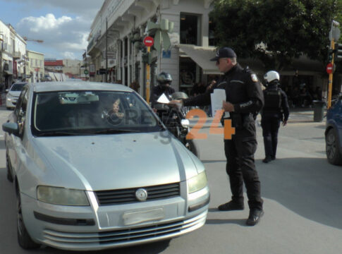 Χανιά: Η Τροχαία μοίρασε αλκοολόμετρα, κράνη και… ευχές
