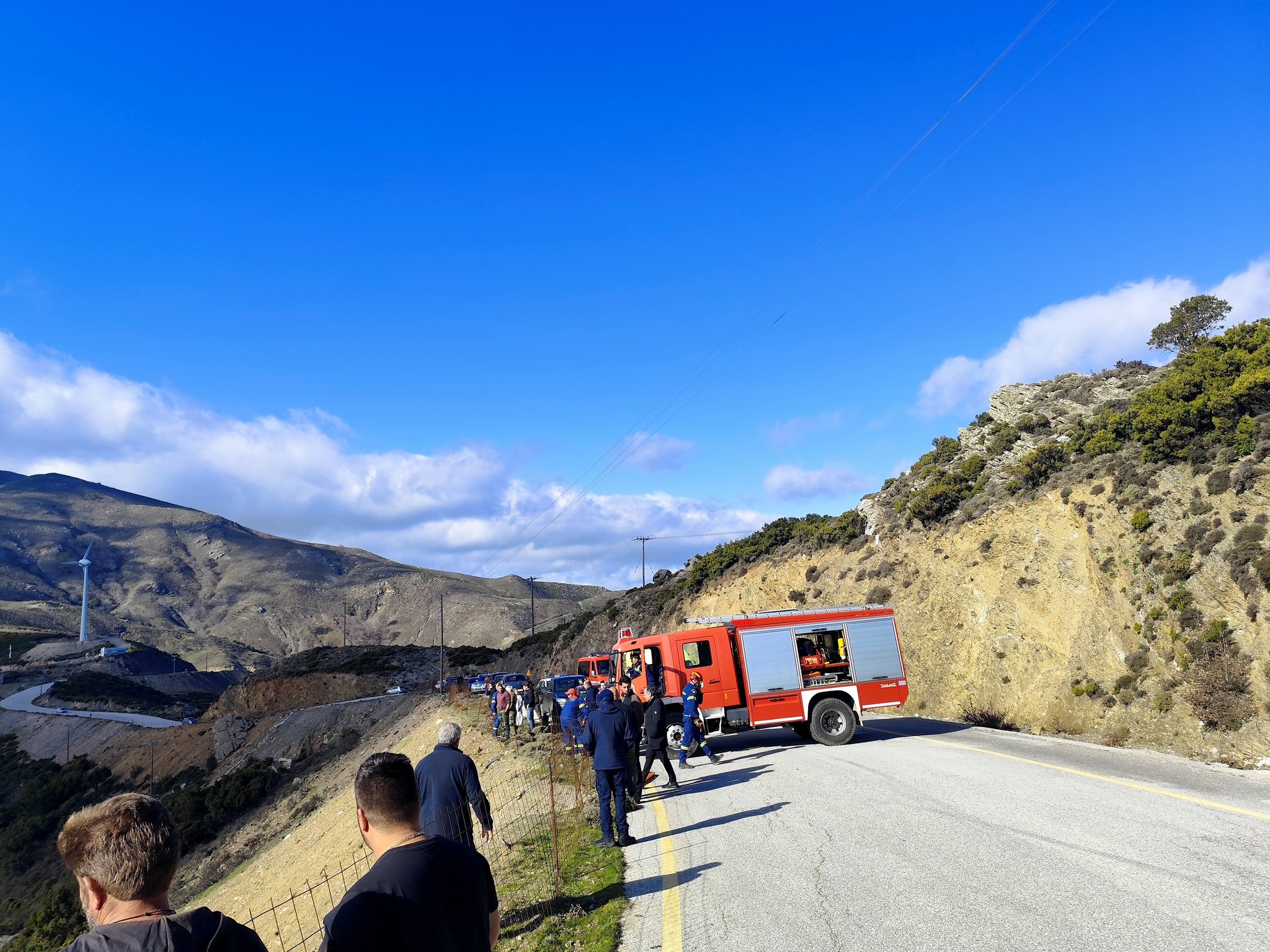 Μπορεί να είναι εικόνα τελεφερίκ, δρόμος και βουνό