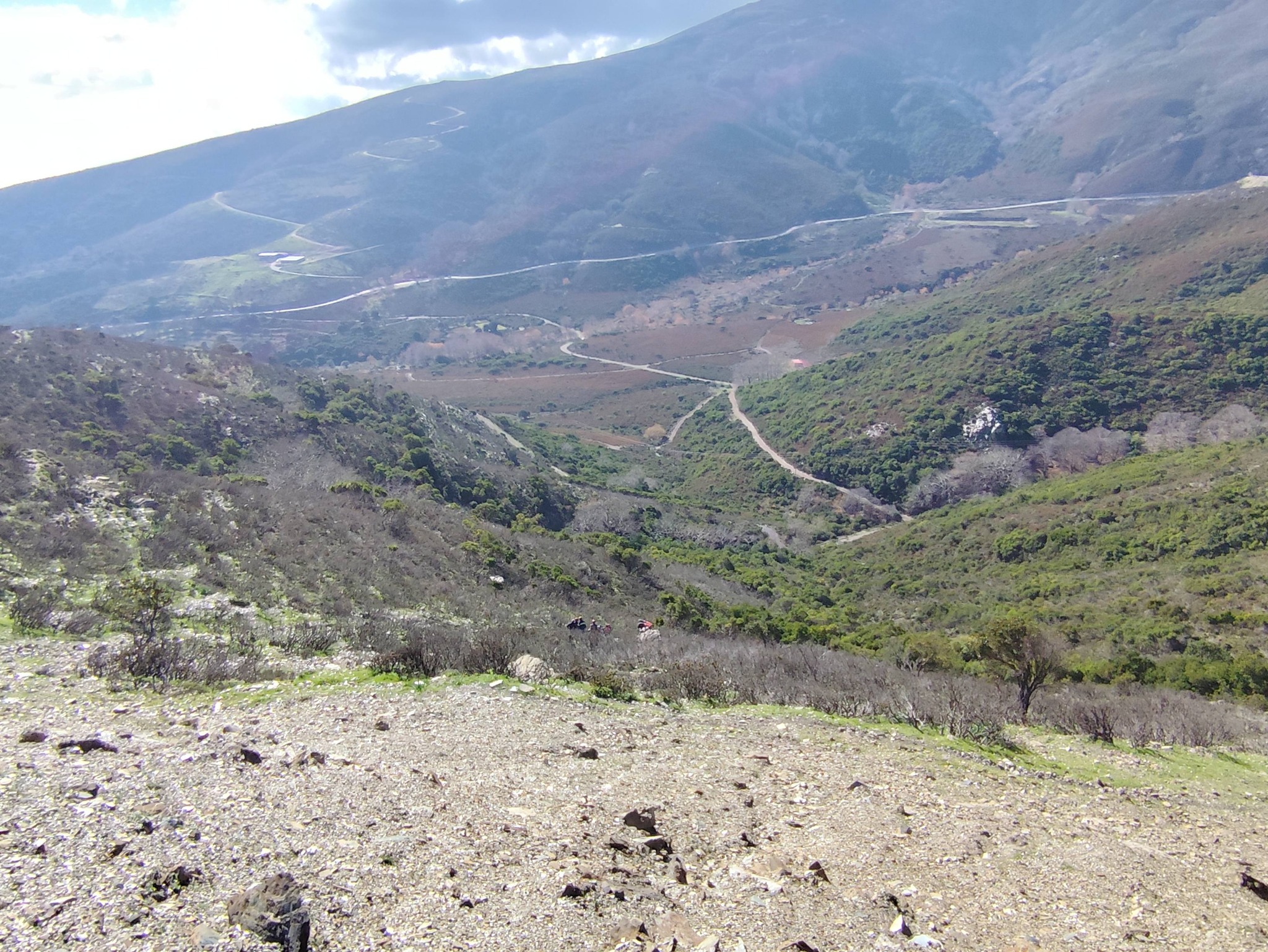 Μπορεί να είναι εικόνα δρόμος, βουνό, ομίχλη και κρατήρας