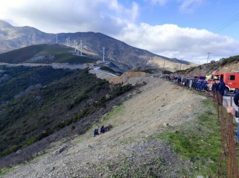 Χανιά: Ο γκρεμός που έκανε «βουτιά» θανάτου ο οδηγός του αγροτικού αυτοκινήτου – Δείτε φωτογραφίες