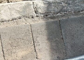 Χανιά: Της ήρθε η… πινακίδα στο κεφάλι