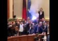 Χάος στην αλβανική βουλή: Βουλευτές συγκρούστηκαν με αστυνομικούς, πέταξαν νερό στον πρόεδρο - Δείτε βίντεο