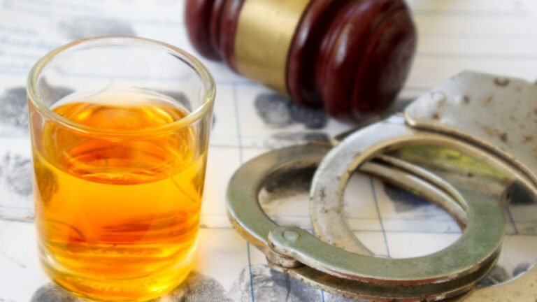 Χειροπέδες σε 24χρονη στο Ρέθυμνο για παράνομη πώληση αλκοόλ σε ανηλίκους