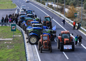 Χριστούγεννα στα μπλόκα κάνουν οι αγρότες: Παραμερίζουν τα τρακτέρ για να διευκολυνθούν οι εκδρομείς