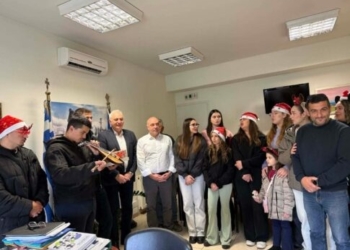 Χριστουγεννιάτικα κάλαντα συνοδεία κρητικής λύρας στον Δήμαρχο Παύλο Μπαριτάκη από μαθητές