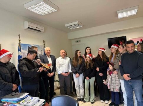 Χριστουγεννιάτικα κάλαντα συνοδεία κρητικής λύρας στον Δήμαρχο Παύλο Μπαριτάκη από μαθητές