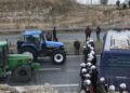 Δεν υποχωρούν οι αγρότες - Ενισχύονται τα μπλόκα