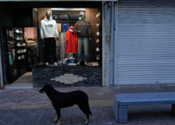 Διαδηλώσεις έξω από κλειστά καταστήματα στην Τεχεράνη, με αφορμή την ακρίβεια