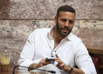 Δημοσιογράφος καταγγέλλει ότι τον χτύπησε ο ευρωβουλευτής Νίκος Παππάς