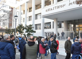 Έκρυθμη η κατάσταση με τους αγρότες έξω από τα δικαστήρια της Λάρισας - «Θα γεμίσουμε τρακτέρ τη χώρα»