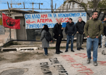 Ελληνικό: Απεργία των εργαζομένων για το εργατικό δυστύχημα - Λουλούδια και συνθήματα (Βίντεο)