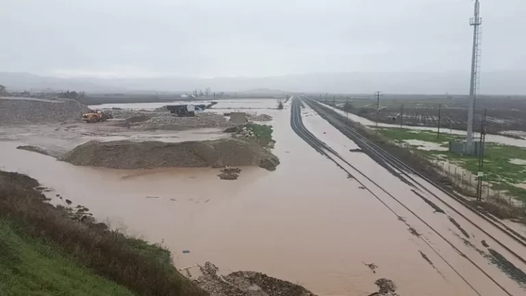Σιδηρόδρομος γέμισε νερά
