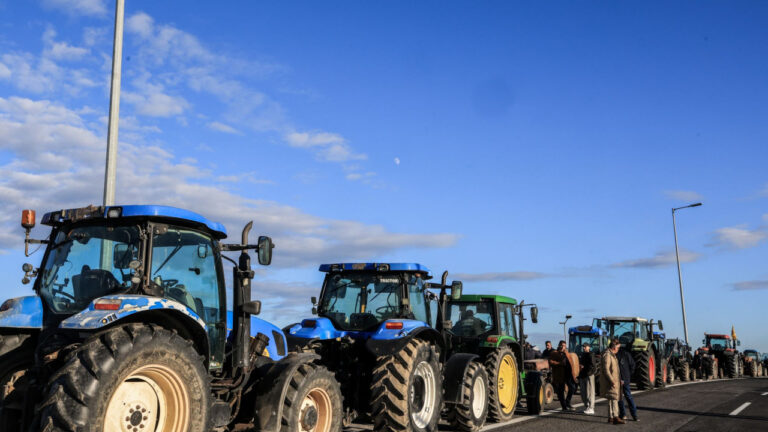 Ενισχύονται διαρκώς τα μπλόκα των αγροτών - Φορτηγά και ταξί δίπλα στα τρακτέρ