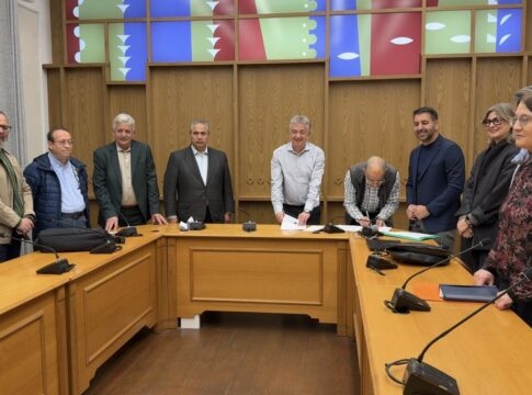 Έπεσαν οι υπογραφές για την αναβάθμιση της πρόσβασης στο Δικταίον Άντρο και την ανάπλαση τριών οικισμών στο Οροπέδιο Λασιθίου