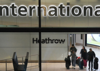 «Επίθεση με κάποιο είδος σπρέι πιπεριού» στο Χίθροου – Ένοπλοι αστυνομικοί στο σημείο, ένας συλληφθείς