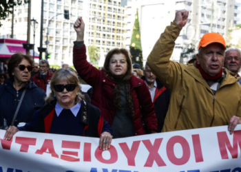 Έξω από το υπουργείο Εργασίας οι συνταξιούχοι - Τα αιτήματά τους (Βίντεο)