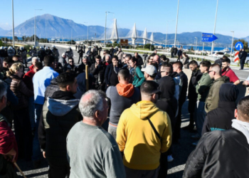Γέφυρα Ρίου - Αντιρρίου: Οι αγρότες άνοιξαν τα διόδια στην πλευρά της Αιτωλοακαρνανίας
