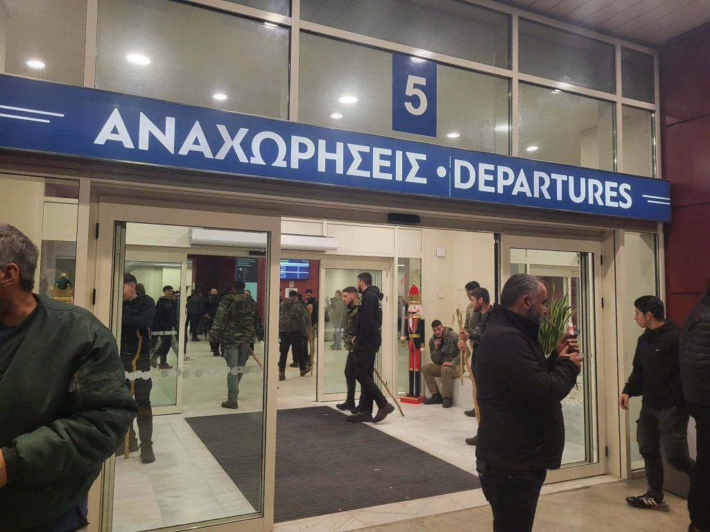 Για τρίτη ημέρα στο αεροδρόμιο οι αγρότες και οι κτηνοτρόφοι των Χανίων – Κανονικά οι πτήσεις