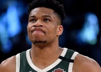 Γιάννης Αντετοκούνμπο: Θα μείνει εκτός δράσης από δύο 2 έως 4 εβδομάδες μετά τον τραυματισμό του