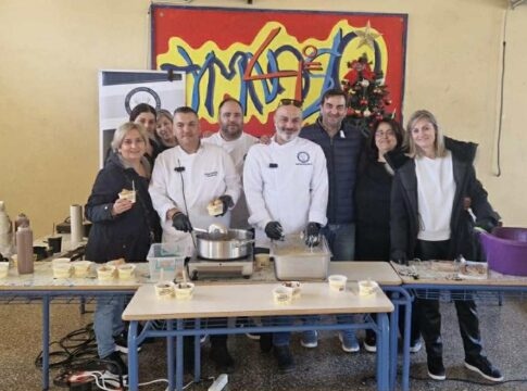 Γλυκό κέρασμα σε μαθητές και εκπαιδευτικούς του 4ου Γυμνασίου Ηρακλείου