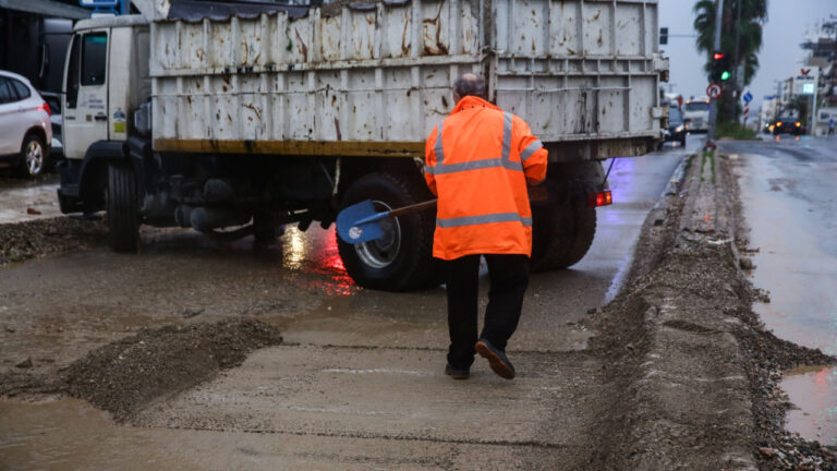 H κακοκαιρία «Byron» σφυροκοπά τη χώρα: Κλειστά σχολεία, πλημμύρες και ζημιές στην Αττική - Live όλες οι εξελίξεις