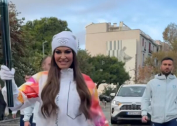 H Κίμπερλι Γκίλφοϊλ με τη Φλόγα των Χειμερινών Ολυμπιακών Αγώνων (Βίντεο)