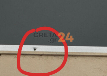 Hράκλειο: Η σφαίρα από τις μπαλωθιές «καρφώθηκε» στο παράθυρο σπιτιού (φωτογραφίες)