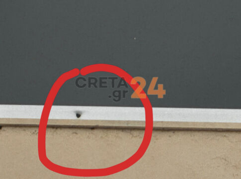 Hράκλειο: Η σφαίρα από τις μπαλωθιές «καρφώθηκε» στο παράθυρο σπιτιού (φωτογραφίες)