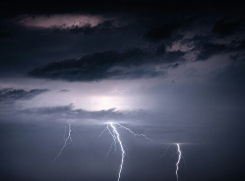 Η Δευτέρα… φέρνει καταιγίδες και πτώση θερμοκρασίας – Ισχυρά φαινόμενα στην Κρήτη