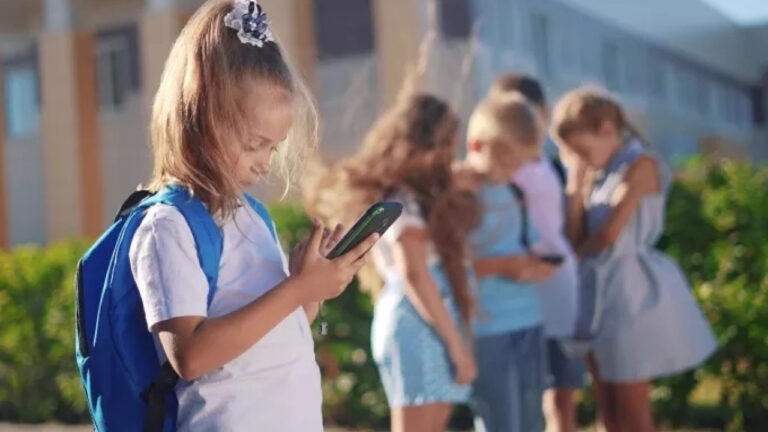 Η Ελβετία ανοικτή σε μια απαγόρευση των μέσων κοινωνικής δικτύωσης για τα παιδιά