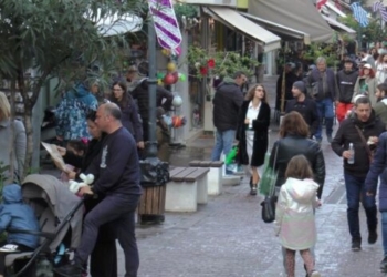 Η κακοκαιρία δεν εμπόδισε τα τελευταία ψώνια του έτους – Πότε λειτουργούν ξανά τα καταστήματα