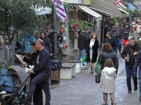 Η κακοκαιρία δεν εμπόδισε τα τελευταία ψώνια του έτους – Πότε λειτουργούν ξανά τα καταστήματα