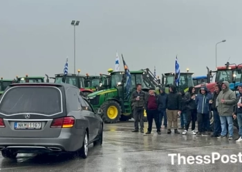 «Η κηδεία της αγροτιάς»: Κομβόι με νεκροφόρες στο μπλόκο των Μαλγάρων (Εικόνες και βίντεο)