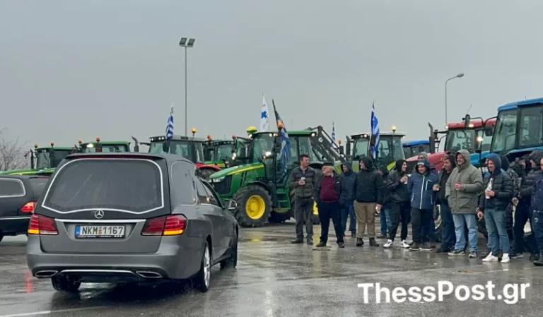 «Η κηδεία της αγροτιάς»: Κομβόι με νεκροφόρες στο μπλόκο των Μαλγάρων (Εικόνες και βίντεο)