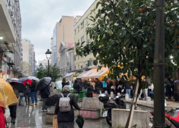 Η βροχή «πάγωσε»... τη γιορτινή Θεσσαλονίκη - Παραμονή Χριστουγέννων με ομπρέλες σε Λαδάδικα και Τσιμισκή 