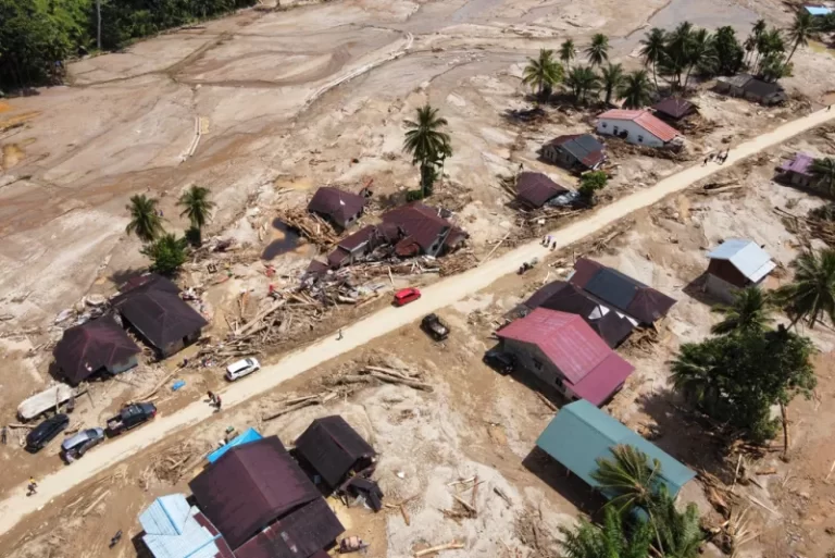 Ινδονησία: Πάνω από 500 οι νεκροί από τις πλημμύρες, άλλοι τόσοι οι αγνοούμενοι