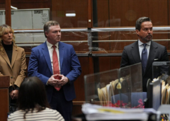 ΗΠΑ: Αναβλήθηκε για τις 7 Ιανουαρίου η απαγγελία κατηγοριών στον Νικ Ράινερ που φέρεται ότι σκότωσε τους γονείς του